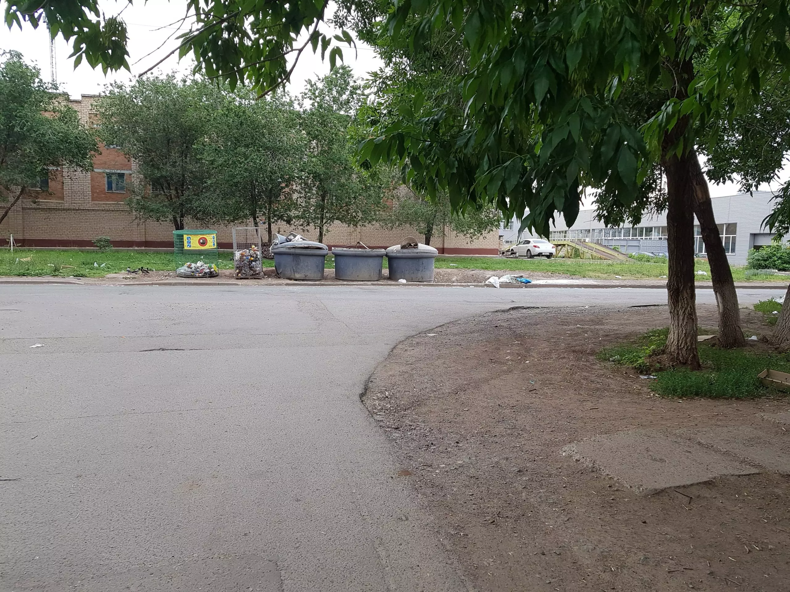 по улице Космическая 1-2/1 была произведена уборка мусора.