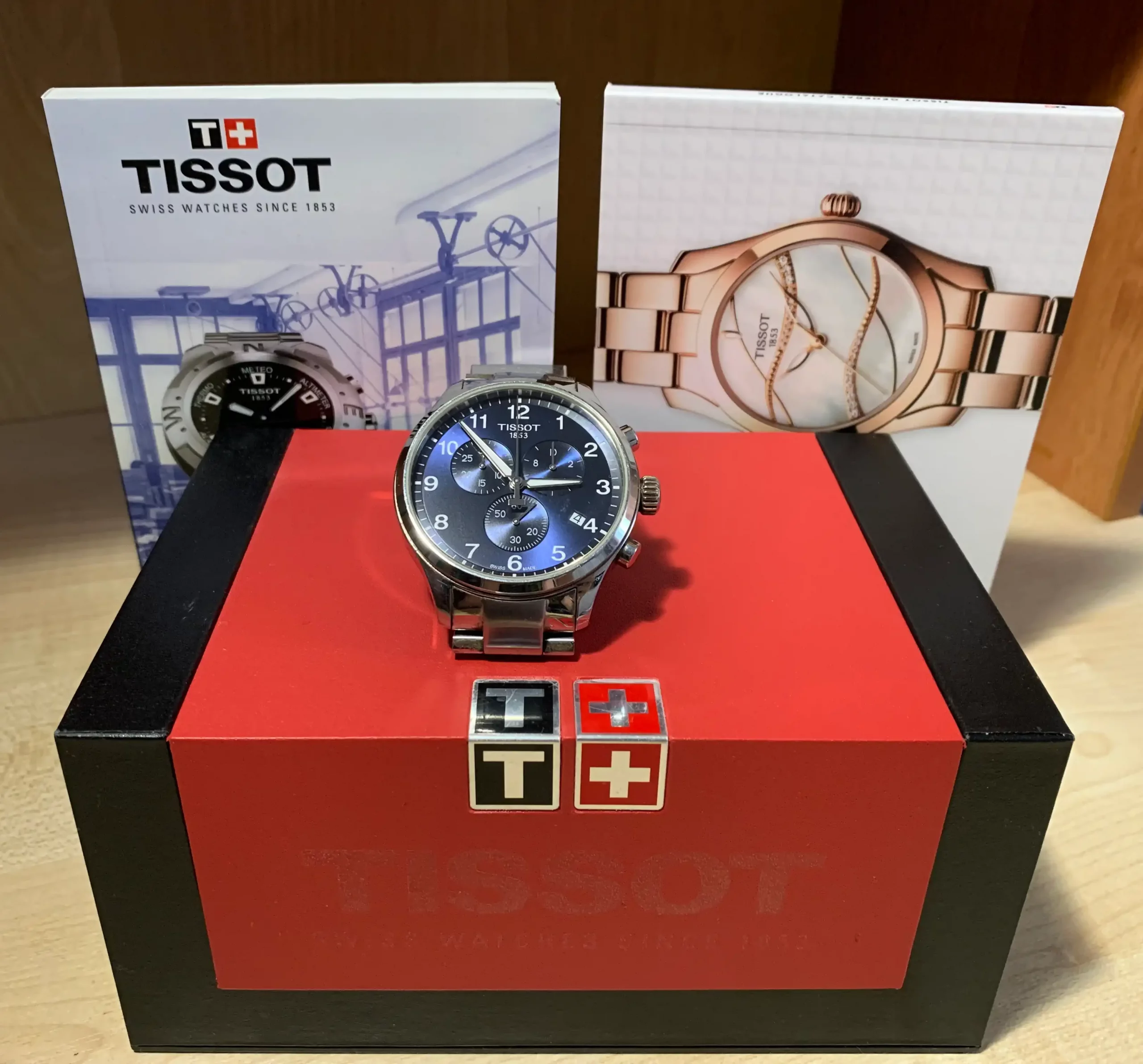 Подарочная коробка, а также книга про историю компании Tissot, и каталог.