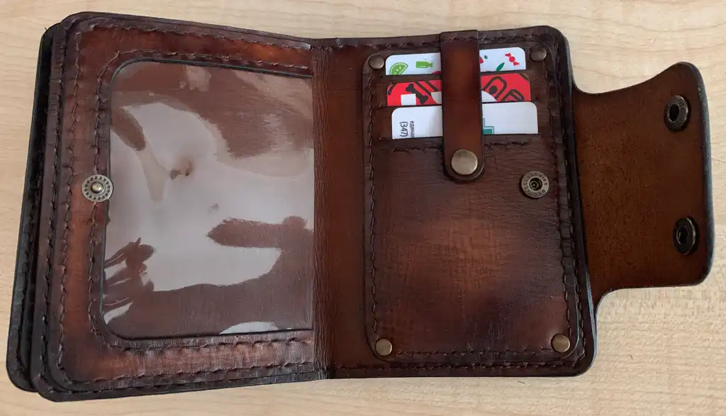 Прозрачный карман для фото или документов. Три кармашка под карты.