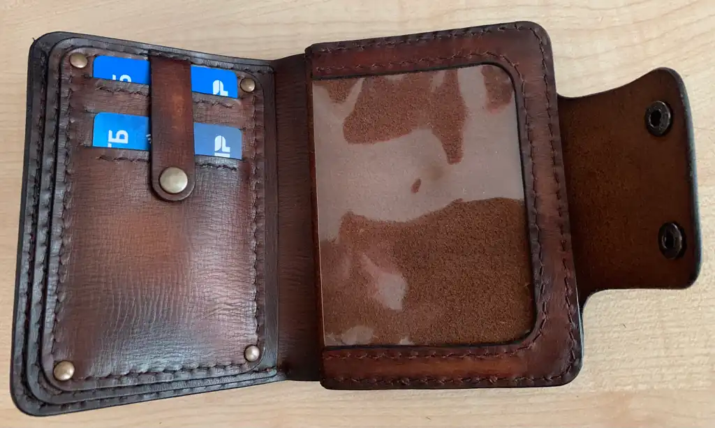 Три кармашка под карты. Прозрачный карман для фото или документов.